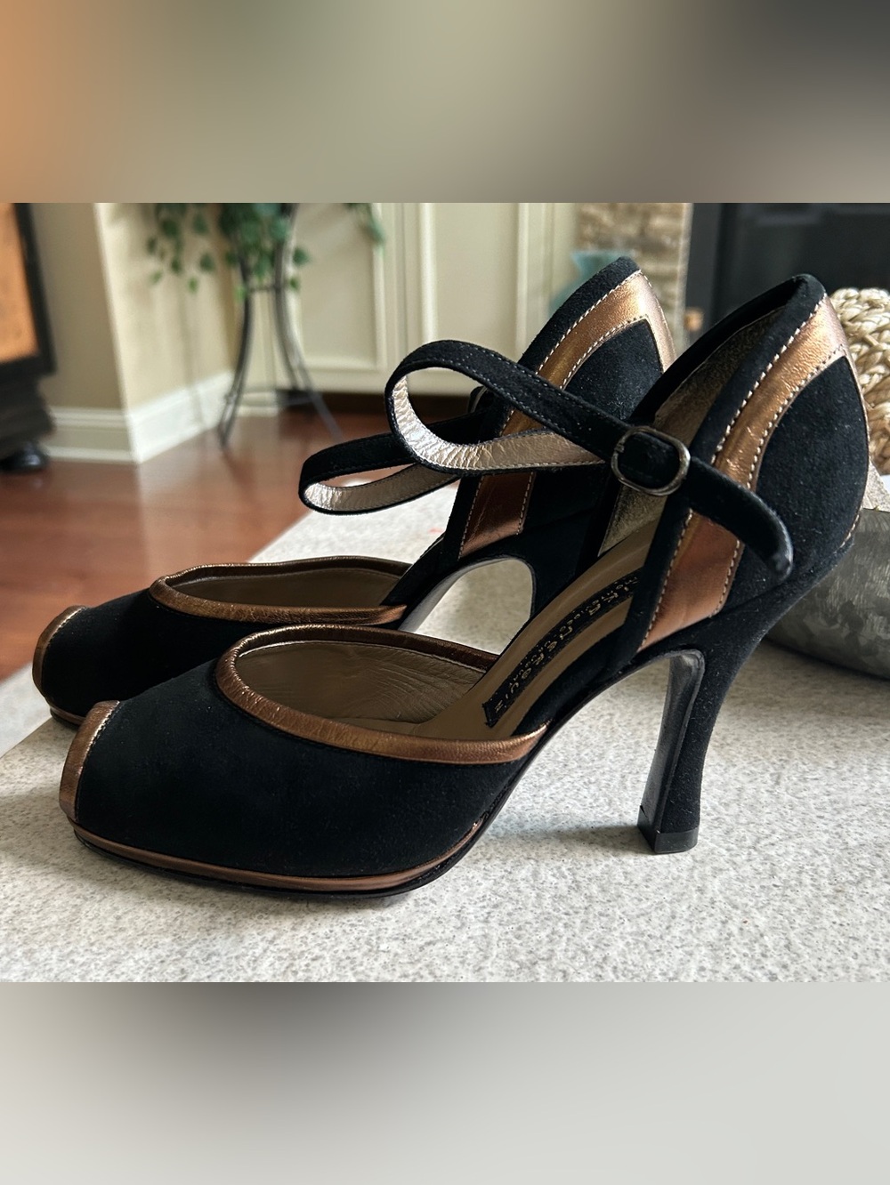 Arika Nerguiz Black Suede Gold Leather Peep Toe Heels sz 9